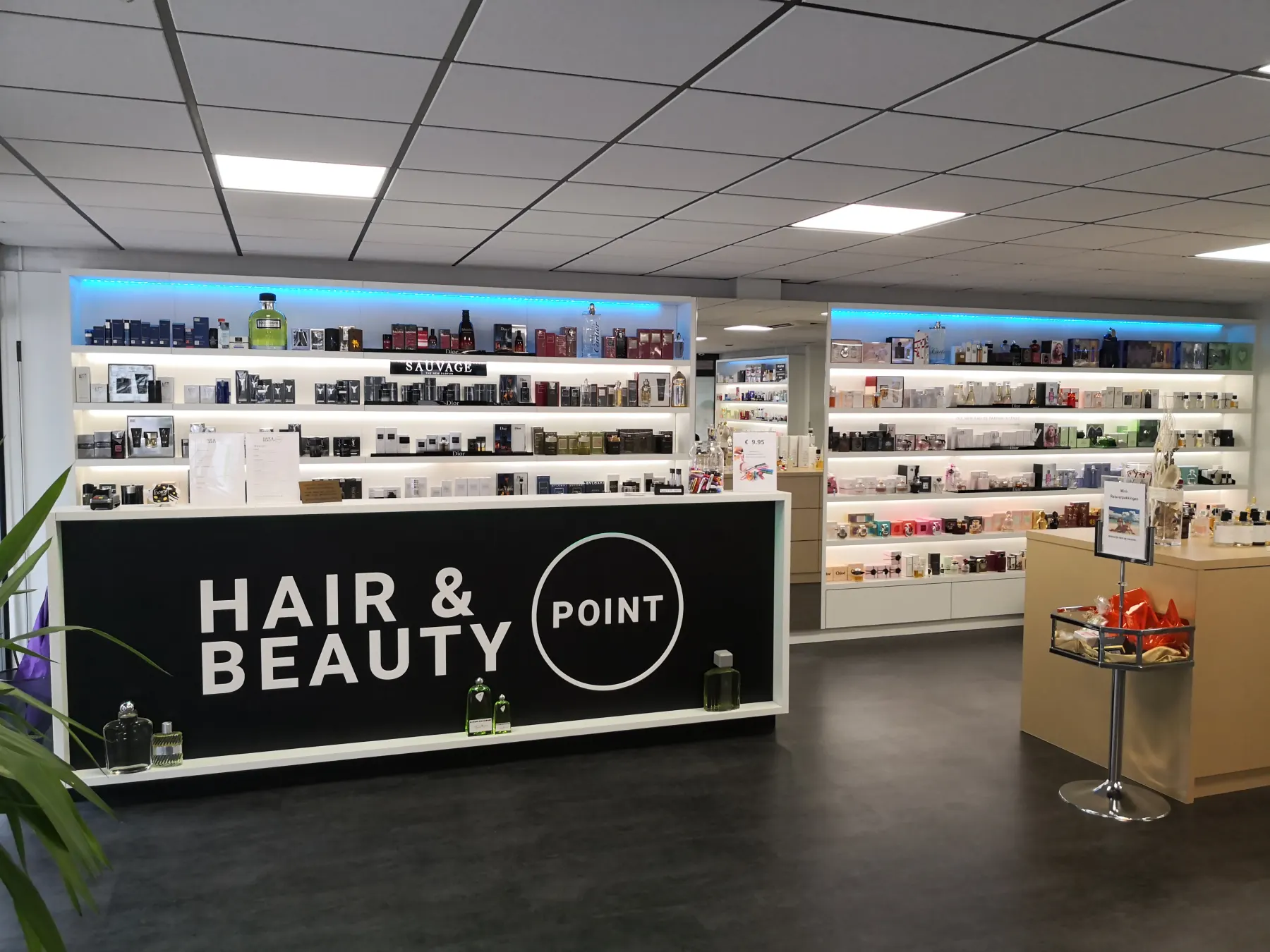 De parfumerie en ontvangstbalie van Hair & Beauty Point