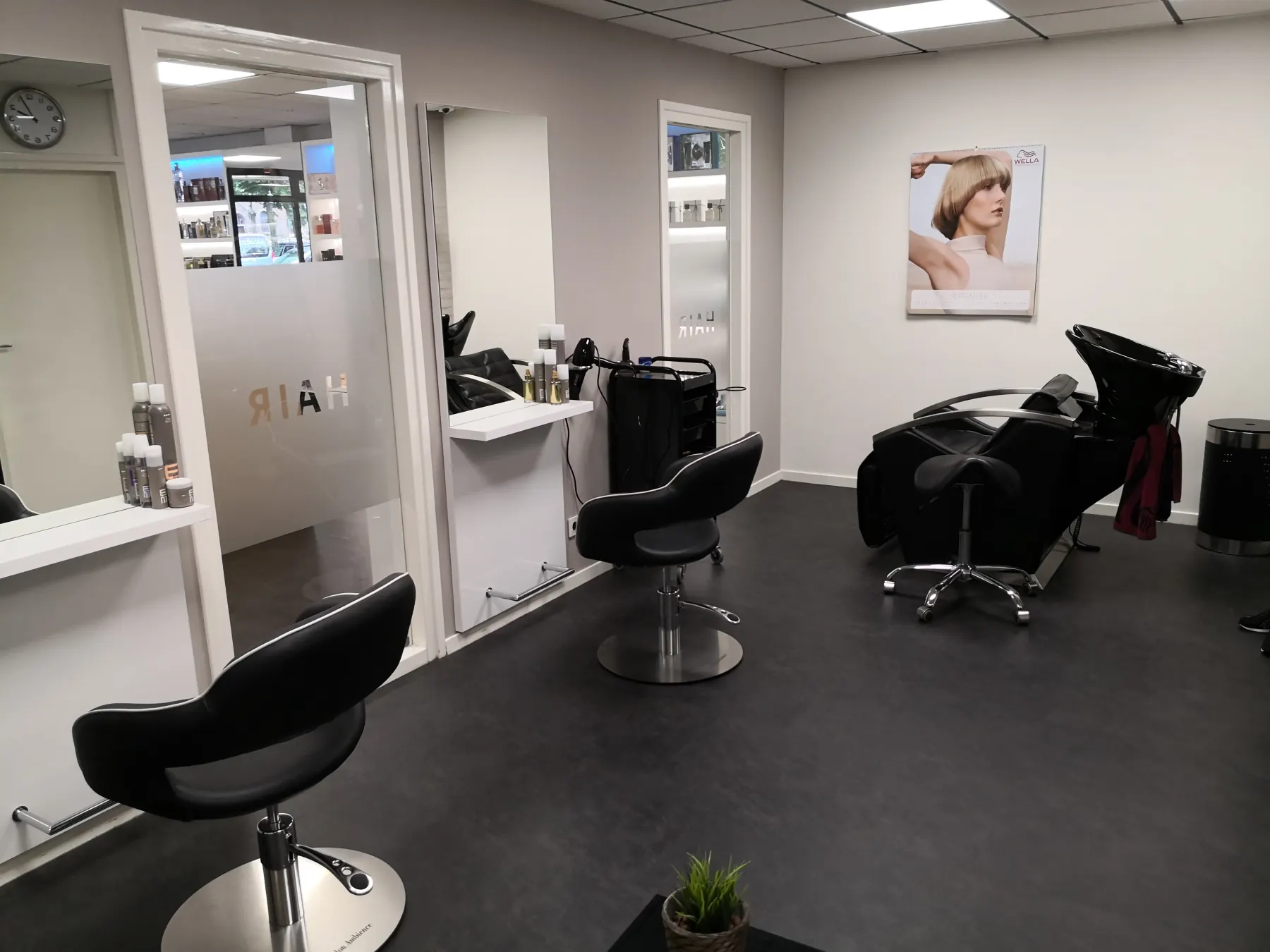 De moderne kapsalon met stylingstoelen