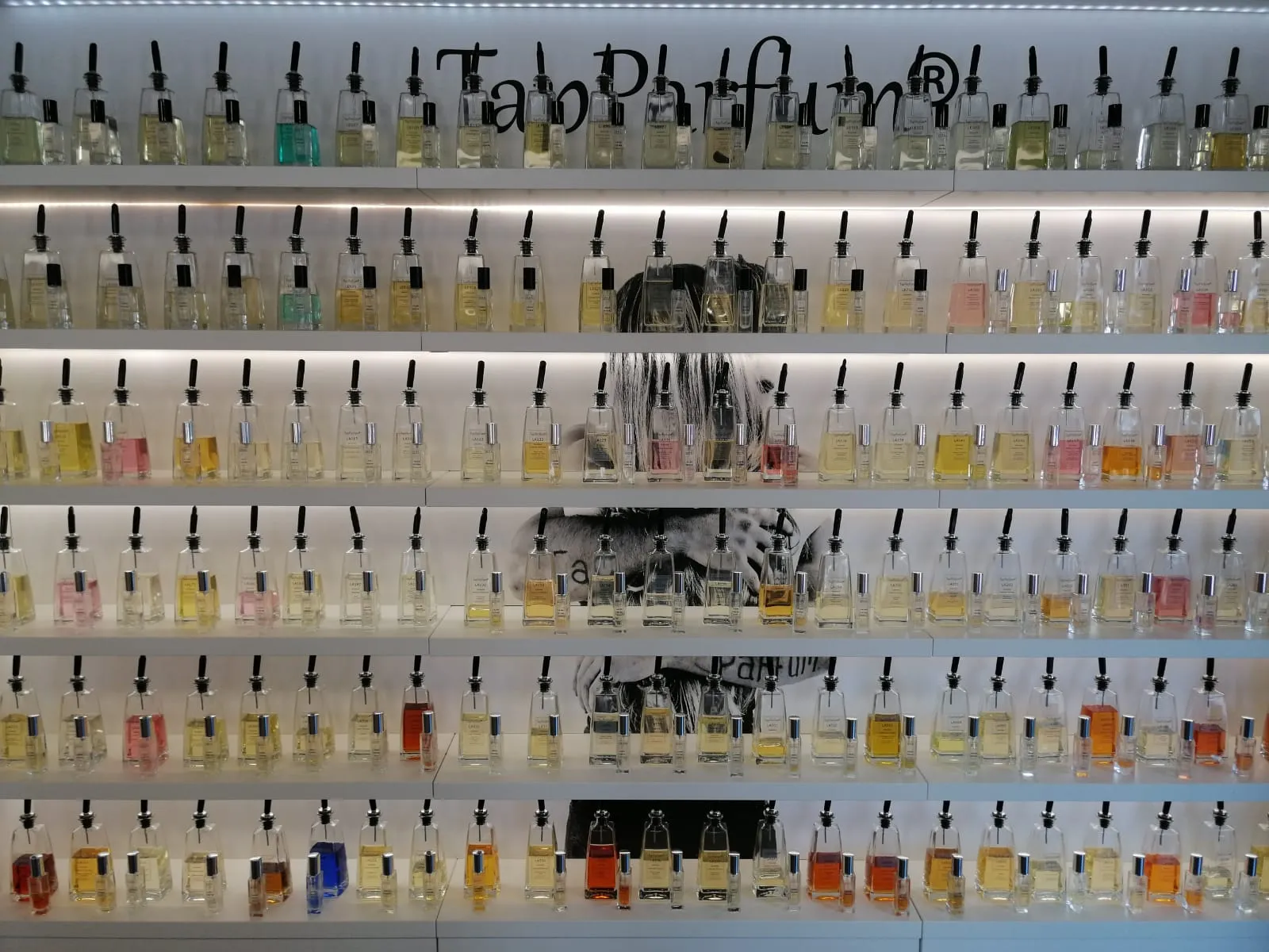 De TapParfum-geurenwand bij Hair & Beauty Point